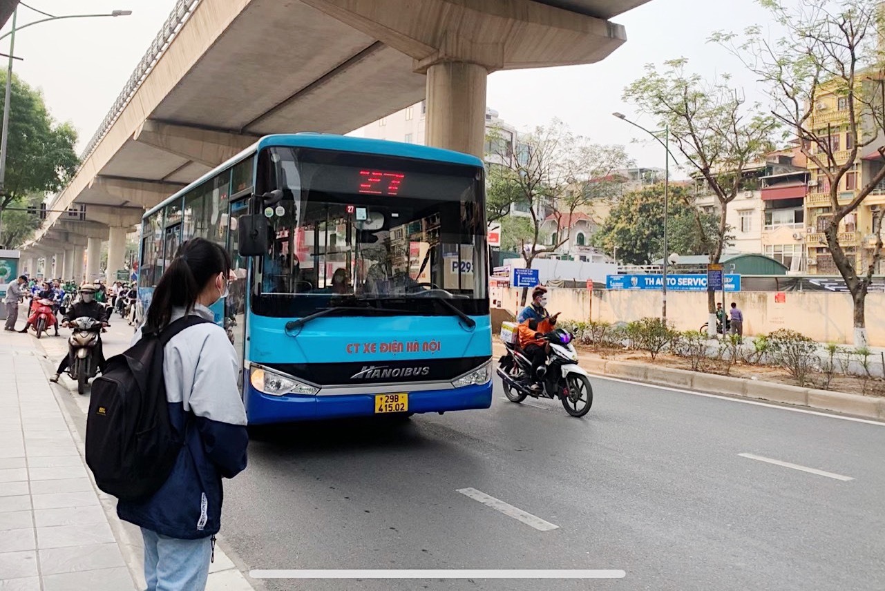 Chất lượng phục vụ tuyến xe buýt số 27 thường xuyên bị hành khách phản ánh kém, Giám đốc Sở GTVT Hà Nội Nguyễn Phi Thường mới đây đã từng phê bình tuyến buýt này. Ảnh: Thu Hiền