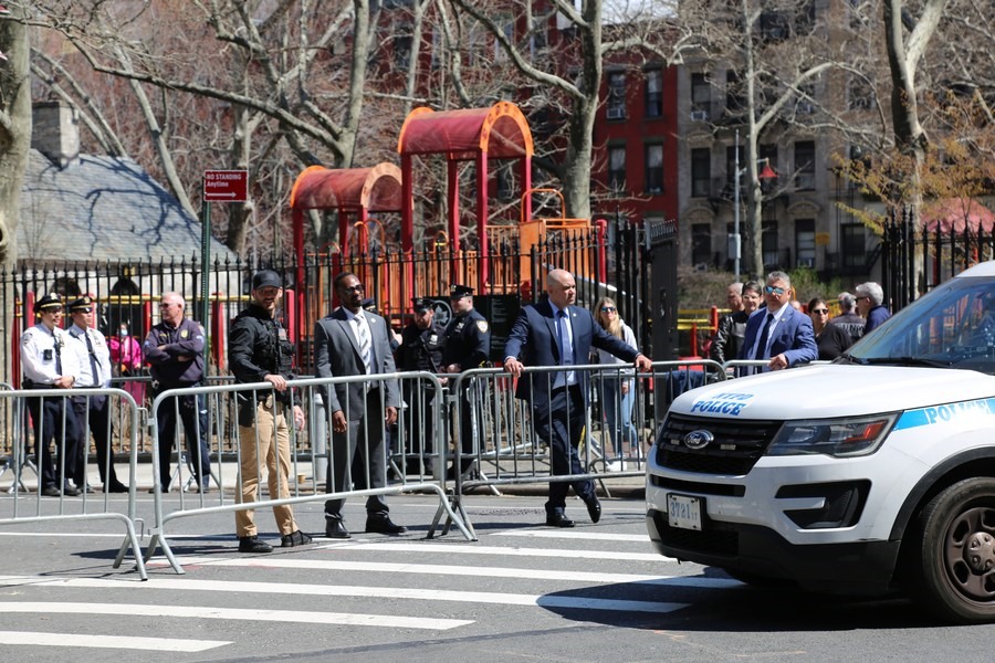 Lực lượng cảnh sát và an ninh bên ngoài toà hình sự Manhattan ngày 4.4.2023. Ảnh: Xinhua