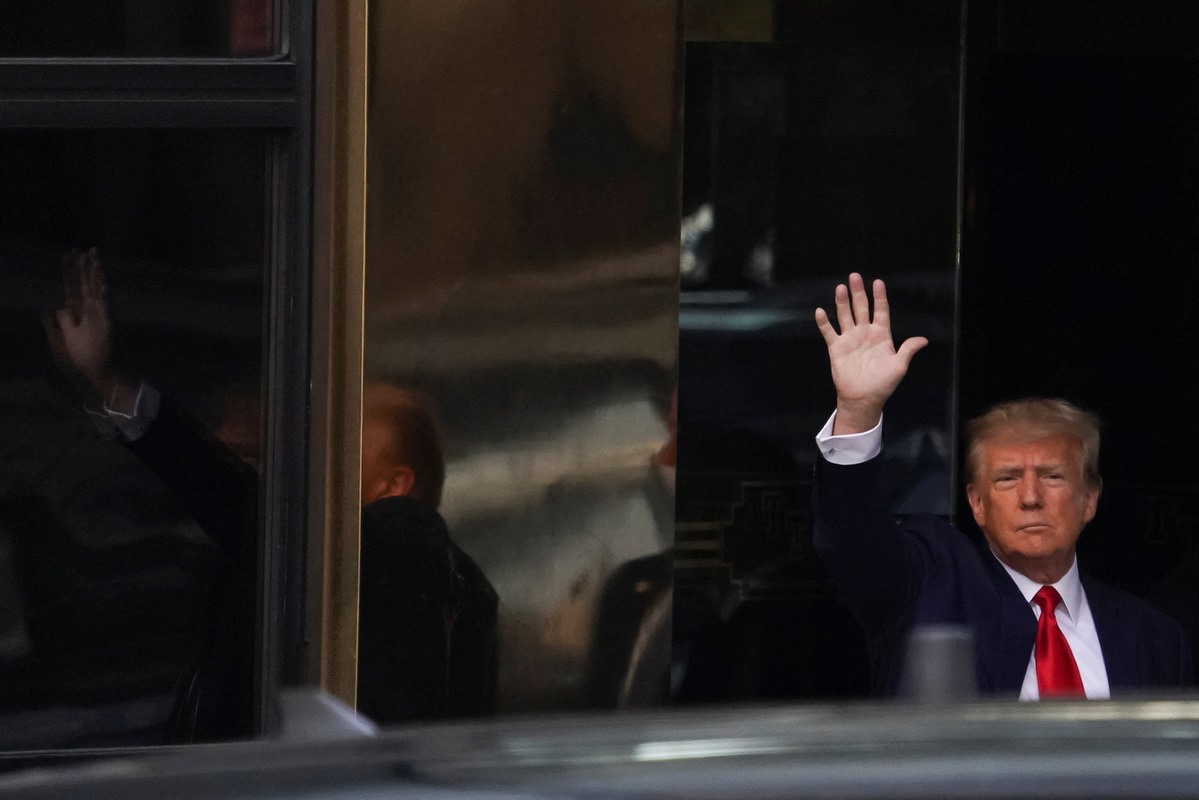 Ông Trump rời Tháp Trump đến toà ngày 4.4.2023. Ảnh: Xinhua
