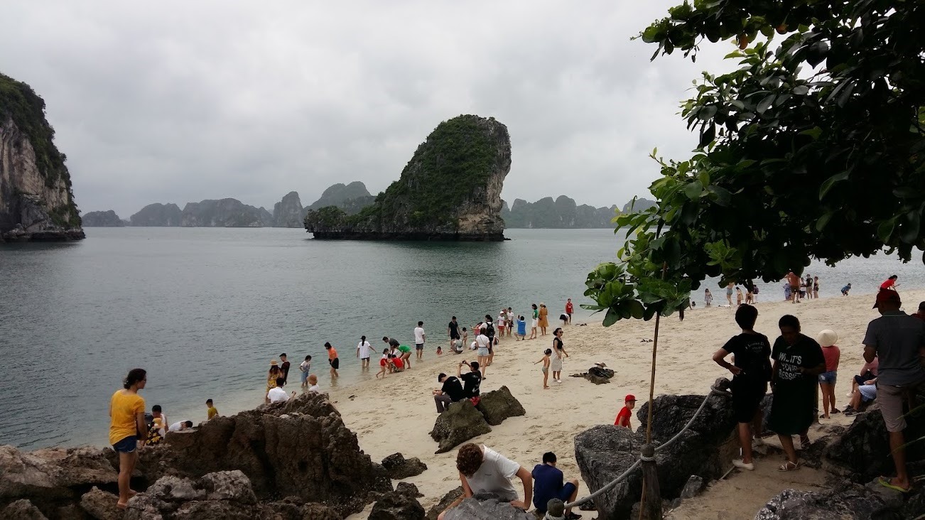 Giữa vịnh Hạ Long có rất nhiều bãi cát đẹp nhưng du khách không được tắm. Ảnh: Nguyễn Hùng