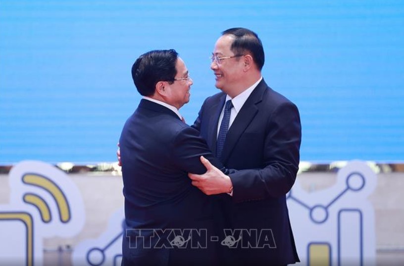 Thủ tướng Lào Sonexay Siphandone đón Thủ tướng Phạm Minh Chính. Ảnh: TTXVN