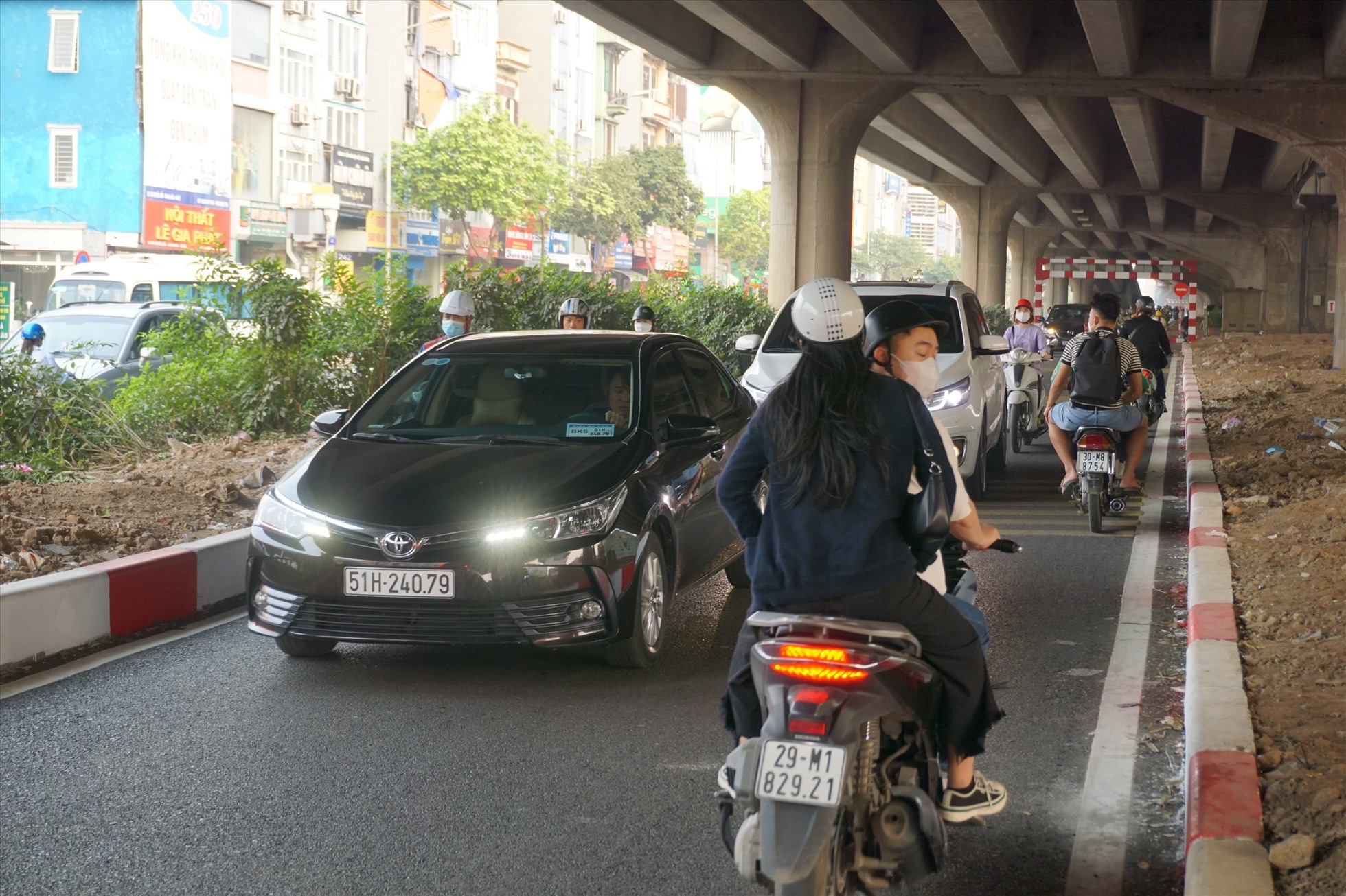 Dòng xe máy bất chấp nguy hiểm đi ngược chiều tại phần mở rộng đường Nguyễn Xiển. Ảnh: Phương Anh