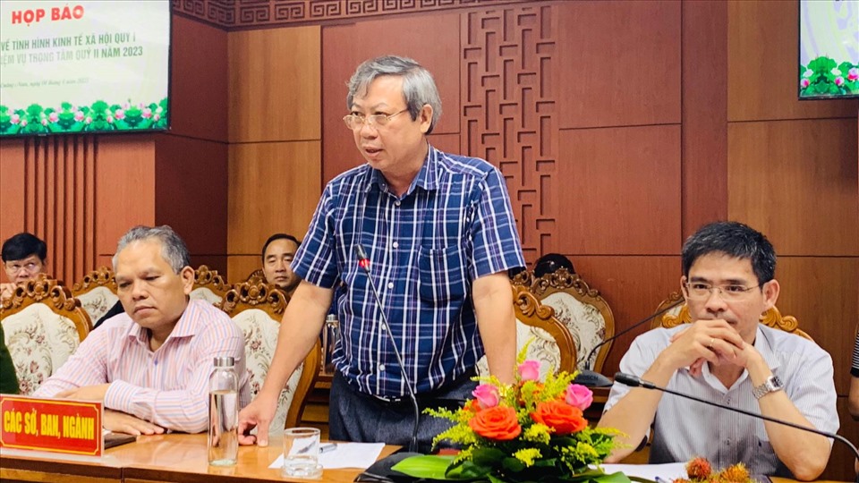 Ông Trần Quốc Tuấn - Phó Giám đốc Sở Tài chính tỉnh Quảng Nam trả lời câu hỏi báo chí tại buổi họp báo. Ảnh Hoàng Bin