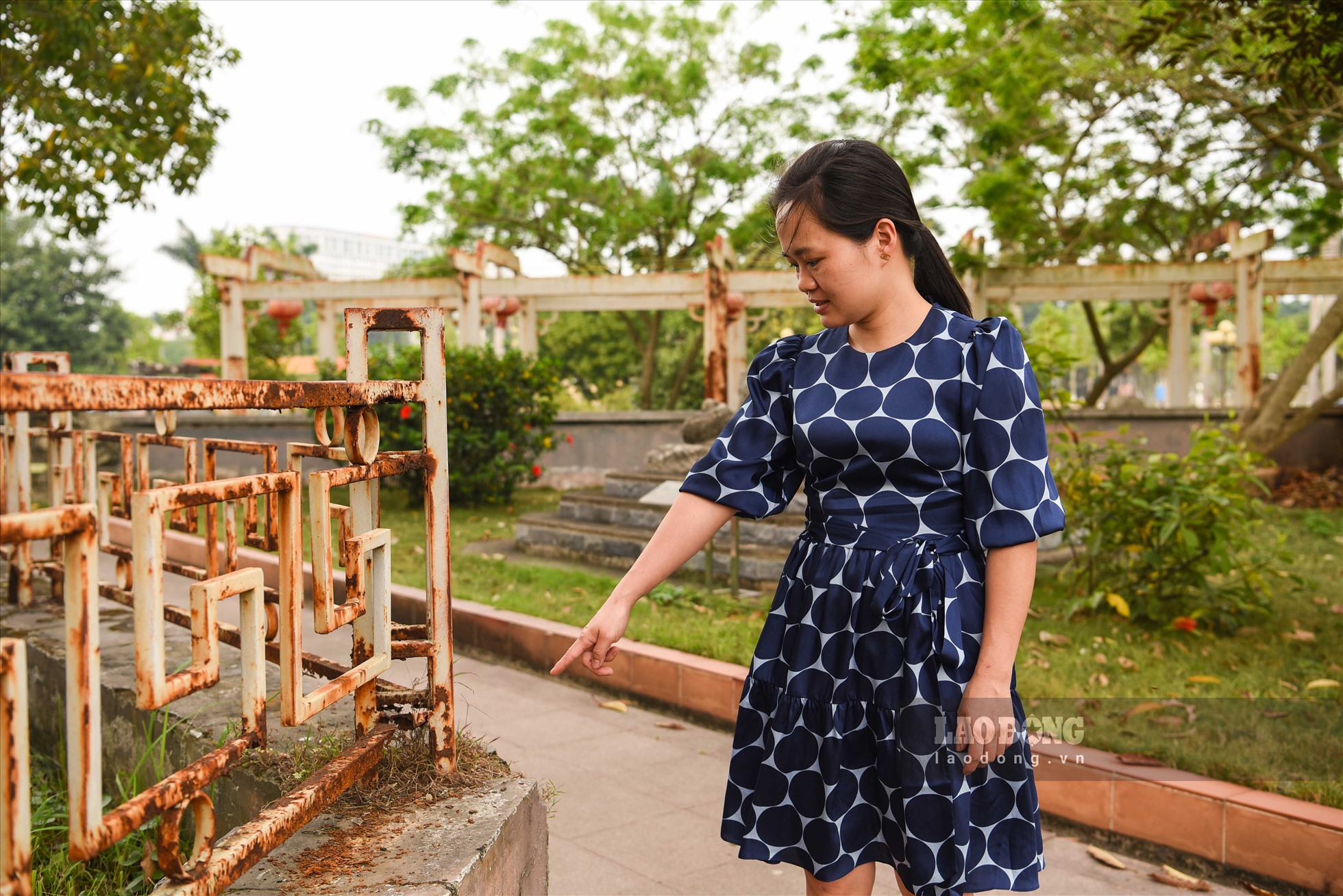 Nhân viên tại bảo tàng tỉnh Bắc Ninh chỉ ra một số khu vực hàng rào sắt bị hoen rỉ, xuống cấp nghiêm trọng. Ảnh: Trần Tuấn