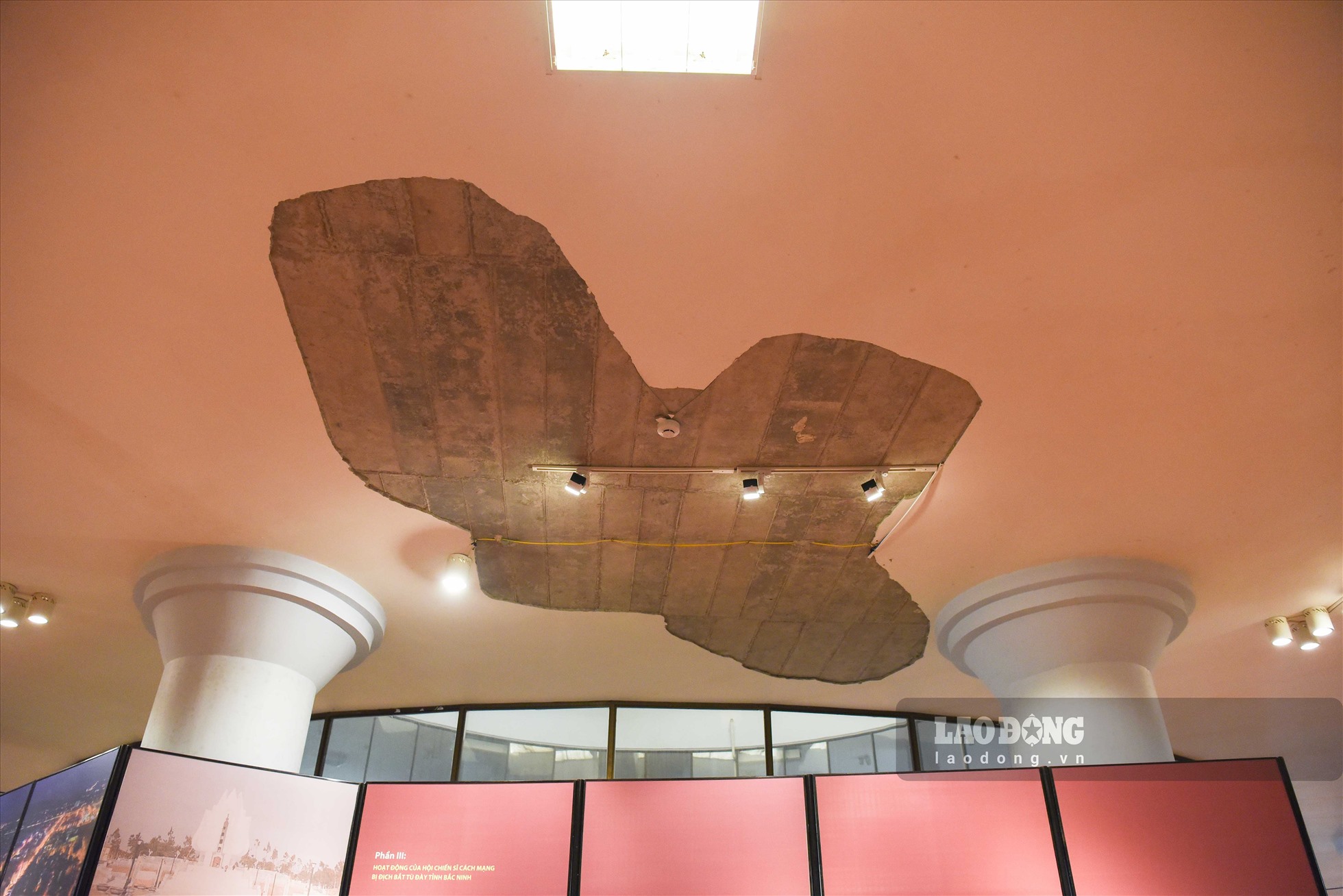 Các mảng trần, chân tường của Bảo tàng Bắc Ninh cũng bị bong tróc. Ảnh: Trần Tuấn
