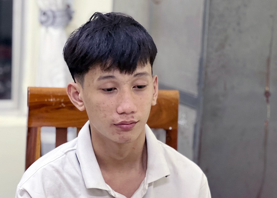 Đối tượng Trương Anh Kiệt tại thời điểm bị bắt sau khi dùng dao tự chế chém người. Ảnh: Vũ Tiến