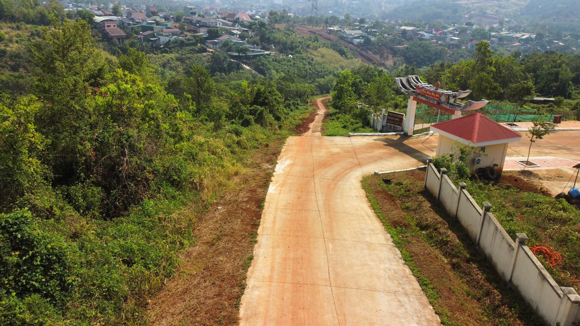 Sau khi Nhà nước thu hồi đất, việc hoàn trả lại tuyến đường cho người dân ở phường Nghĩa Tân còn phải trải qua nhiều công đoạn, thủ tục hành chính. Ảnh: Lê Phước