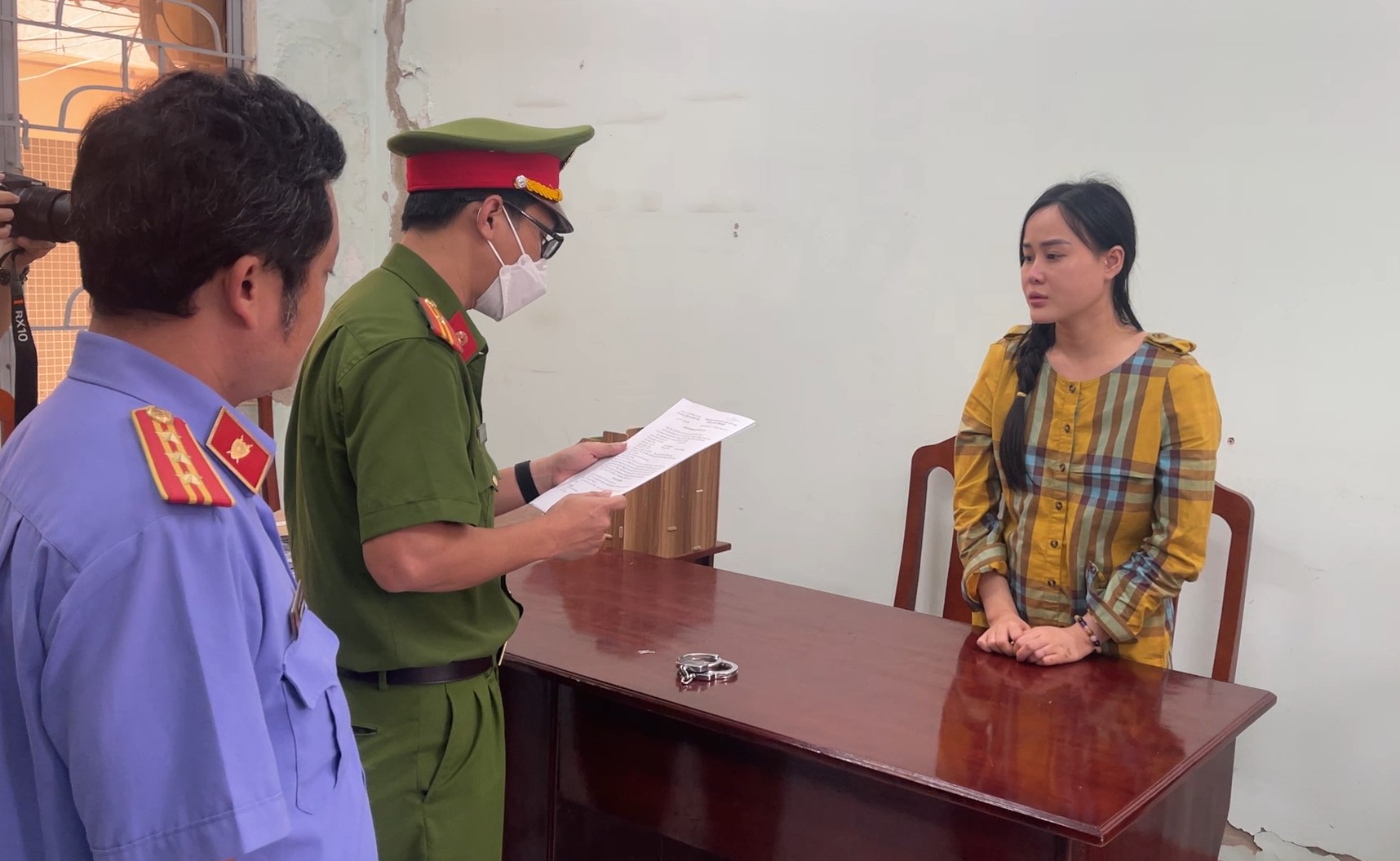 Cơ quan Cảnh sát điều tra Công an tỉnh Bình Thuận đọc lệnh bắt tạm giam Ninh Thị Vân Anh vào chiều 13.10.2022. Ảnh: Duy Tuấn