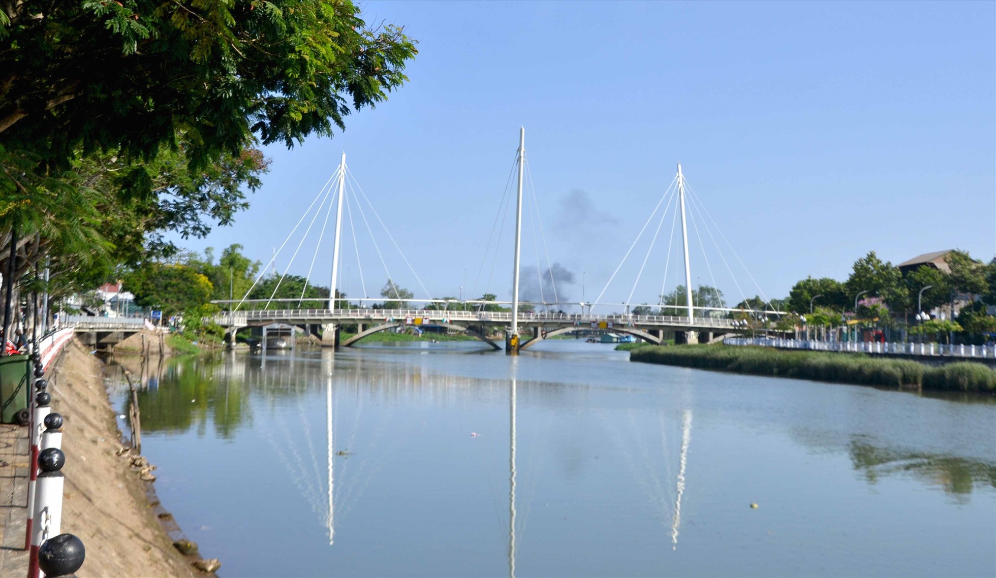Cầu Nguyễn Thái Học, nhìn từ xa. Ảnh: Thanh Mai