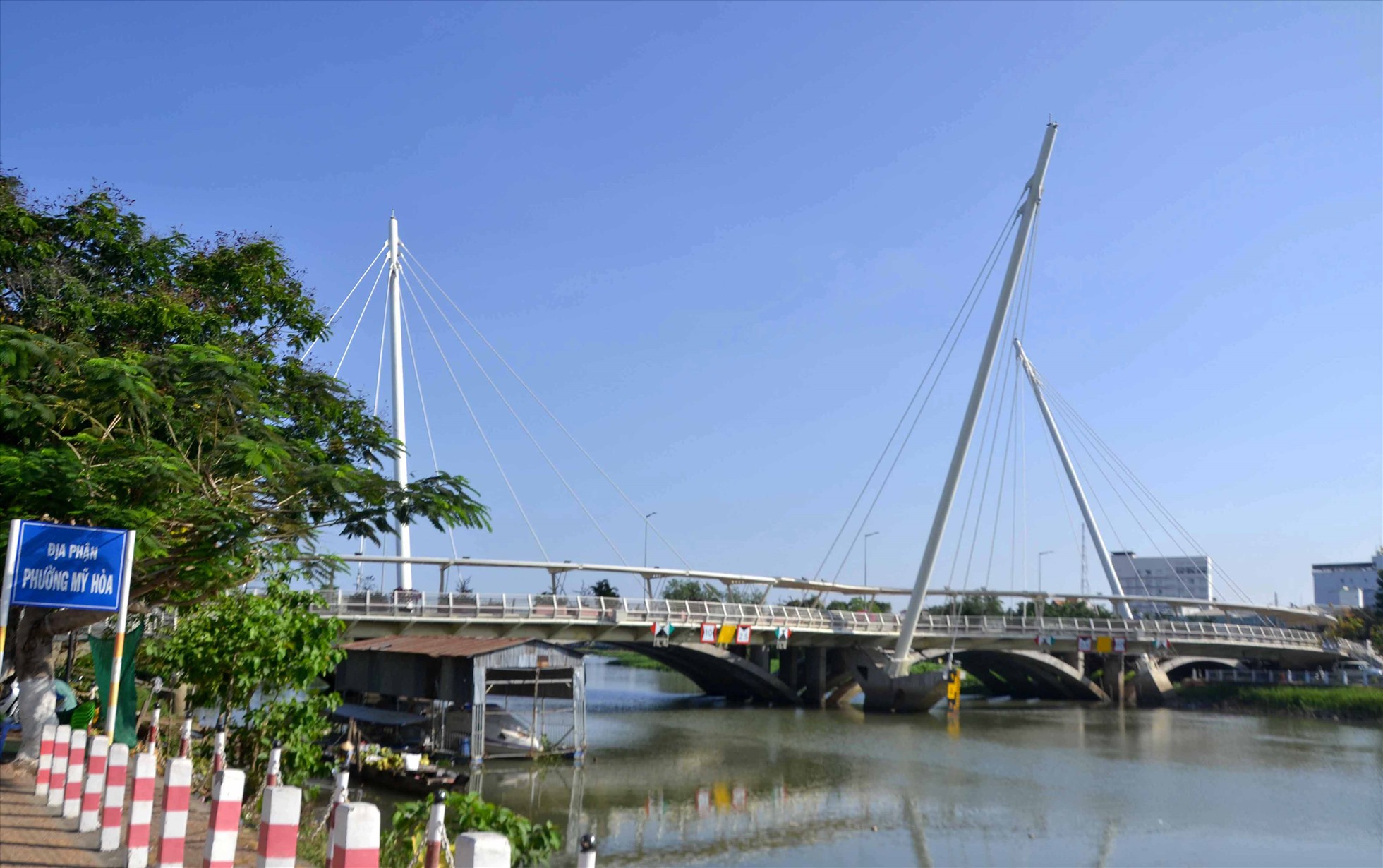 Cầu Nguyễn Thái Học nhìn từ địa phận phường Mỹ Hoà. Ảnh: Thanh Mai