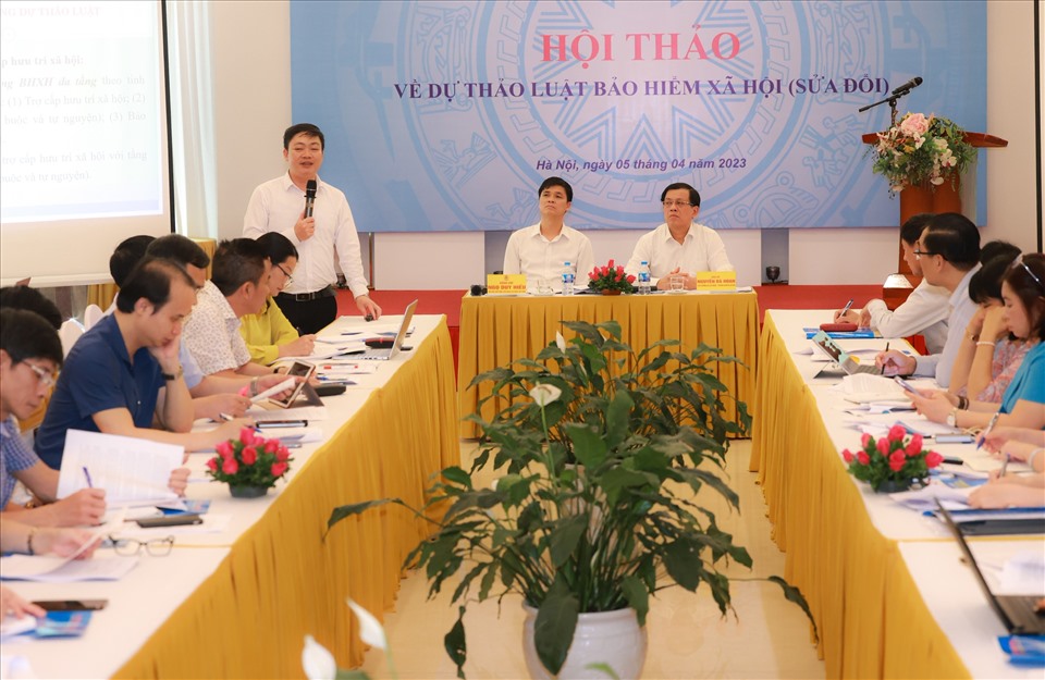 Ông Nguyễn Duy Cường - Vụ phó Vụ BHXH (Bộ LĐ-TB&XH) chia sẻ thông tin tại hội thảo. Ảnh: Hải Nguyễn