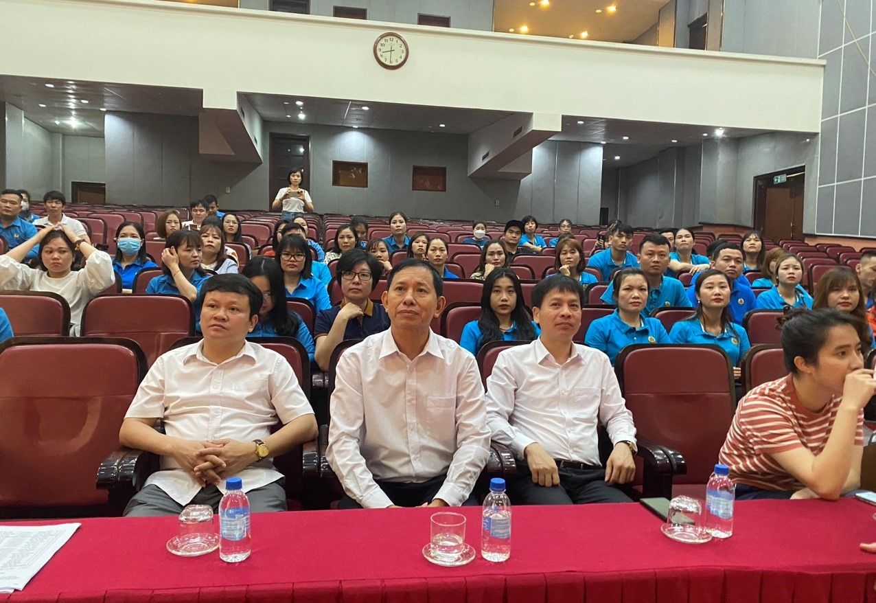 Các đại biểu cùng công nhân lao động tham dự chương trình. Ảnh: CTV Nguyễn Huế