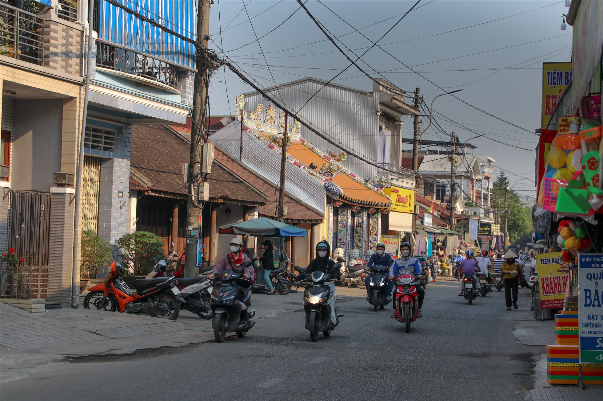 Là một địa danh có bề dày lịch sử, con phố này từng được đánh giá ngang ngửa với phố cổ Hội An, bởi khi xưa nơi này là điểm tập trung giao thương năng động về đường thủy. Tàu thuyền, thương lái từ khắp cả nước và các nước lớn như Pháp, Tây Ban Nha, Nhật Bản, Ấn Độ…thường xuyên tấp nập buôn bán, trao đổi hàng hóa tại Bao Vinh một thời.