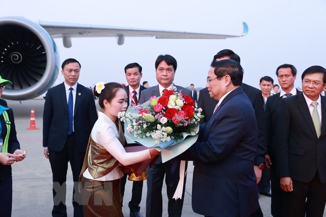 Lễ tiễn Thủ tướng Phạm Minh Chính tại sân bay quốc tế Wattay, thủ đô Vientiane, Lào. Ảnh: TTXVN