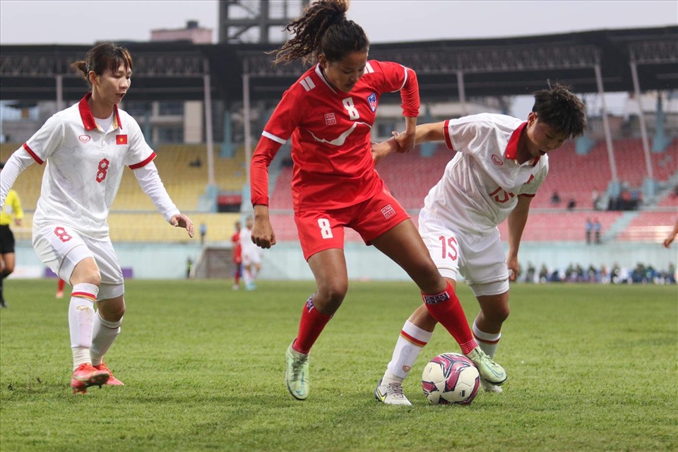 Đội tuyển nữ Nepal tạo ra nhiều sức ép lên hàng thủ tuyển nữ Việt Nam trong hiệp 1. Ảnh: VFF