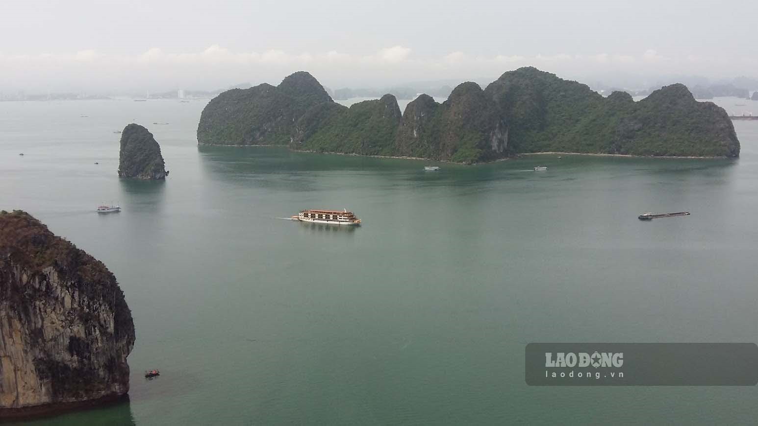 Bay trực thăng ngắm vịnh là một trong những tour du lịch cao cấp ở Quảng Ninh. Ảnh chụp từ trên máy bay trực thăng Bell-505, số hiệu VN-8650. Ảnh: Nguyễn Hùng