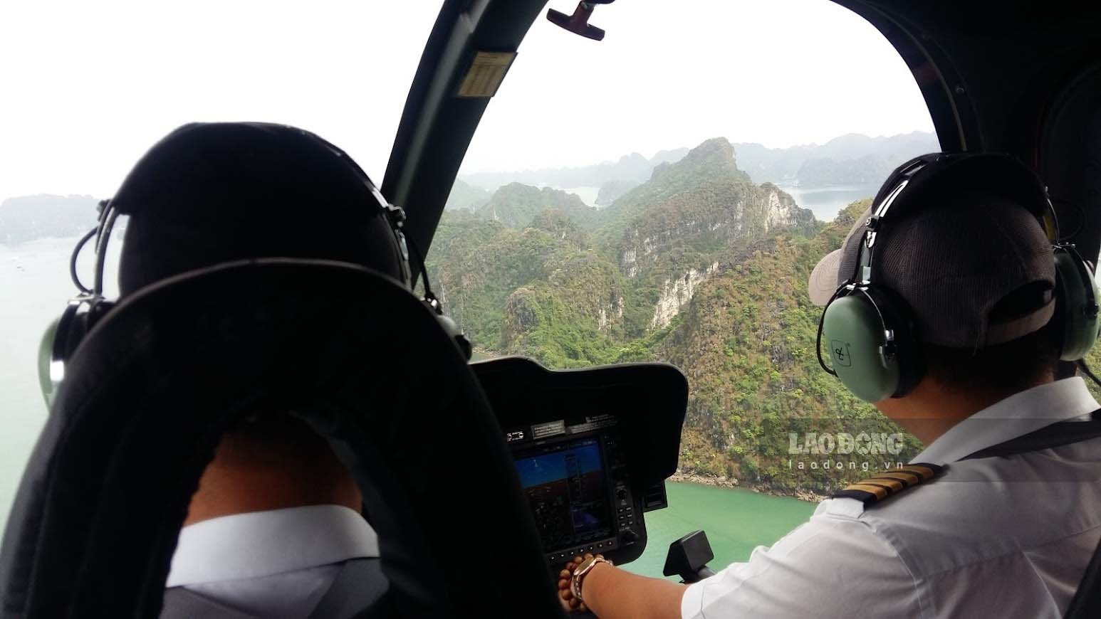 Trực thăng Bell-505, số hiệu VN-8650 bay trên vịnh Hạ Long. Ảnh: Nguyễn Hùng