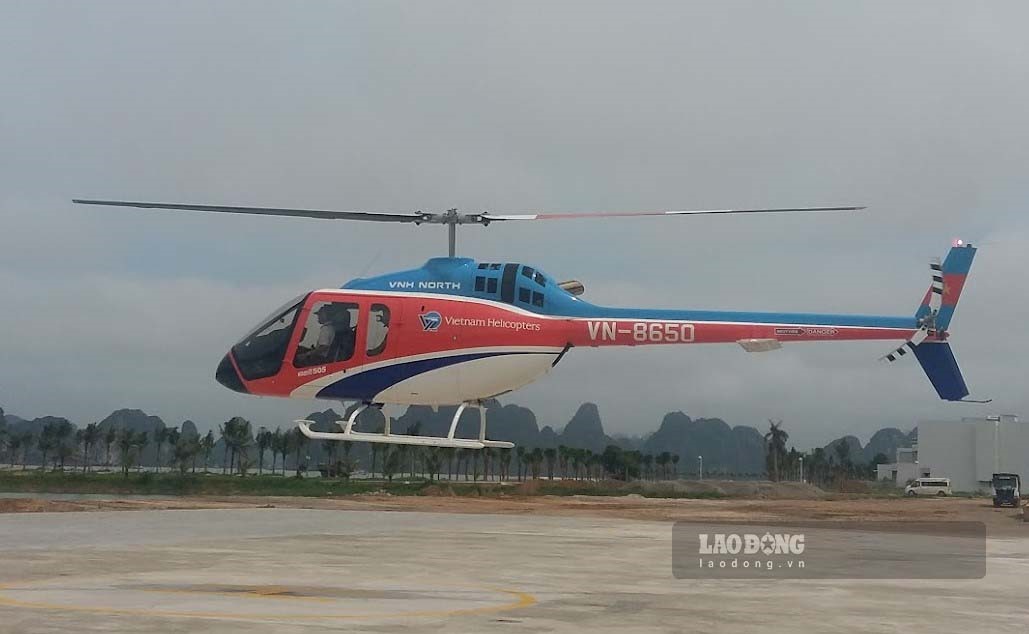 Máy bay trực thăng Bell-505, số hiệu VN-8650 cất cánh đưa du khách đi ngắm vịnh Hạ Long từ trên cao. Ảnh: Nguyễn Hùng
