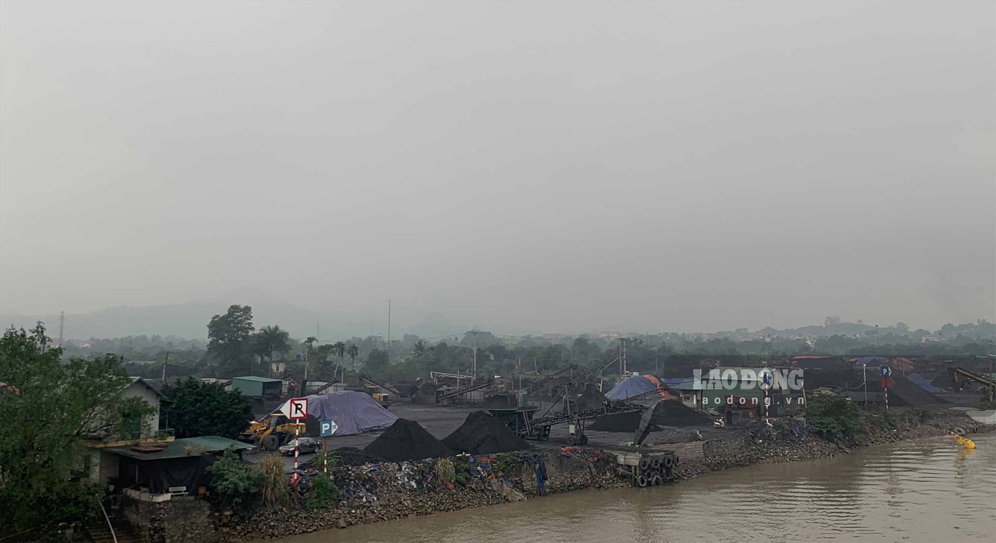 Các bãi sơ chế than lộ thiên khu vực cầu Đá Vách (phường Minh Tân). Ảnh: Hà Vi