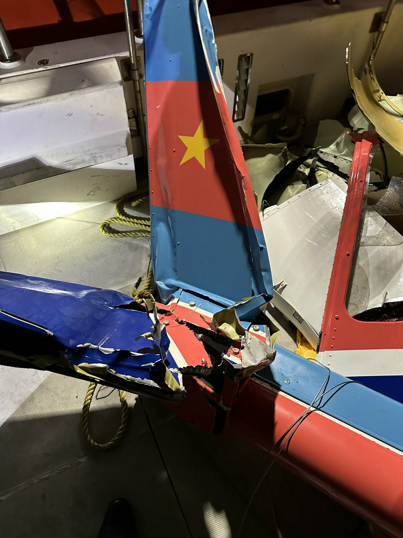 Mảnh vỡ máy bay được mang về niêm phong tại đồn Biên phòng Cát Bà.