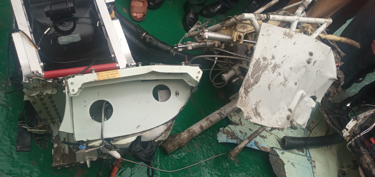 Hình ảnh mảnh vỡ máy bay trực thăng được tìm kiếm sáng 6.4.. Ảnh: BĐBP Hải Phòng