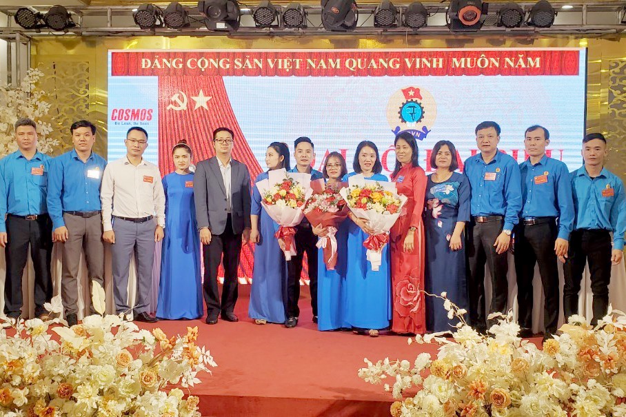 Lãnh đạo Công đoàn các Khu công nghiệp tỉnh Phú Thọ và lãnh đạo công ty tặng hoa chúc mừng đại hội. Ảnh: Quang Châm