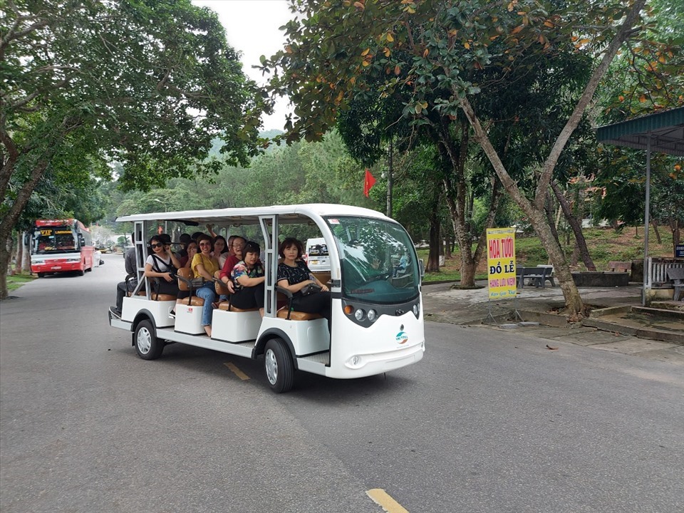 Hình ảnh du khách đi xe điện thời điểm Ban Quản lý Khu di tích Nga ba Đồng Lộc mới thí điểm đưa vào hoạt động. Ảnh: Trần Tuấn.