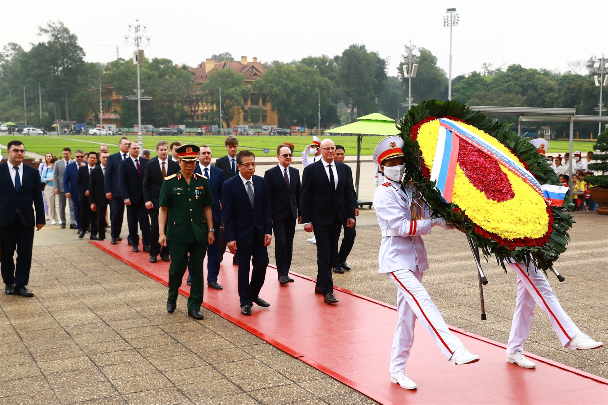 Trước đó, trong sáng 6.4, Phó Thủ tướng Nga Dmitry Chernyshenko đã đặt vòng hoa và vào Lăng viếng Chủ tịch Hồ Chí Minh và đặt vòng hoa tại đài tưởng niệm các anh hùng liệt sỹ. Ảnh: Hải Nguyễn