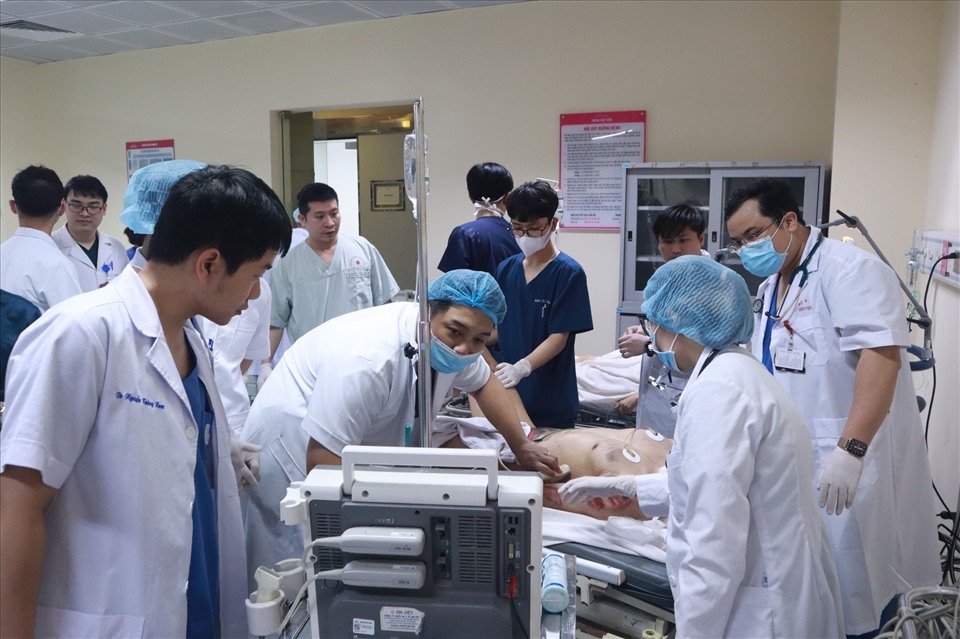 Đội ngũ y bác sĩ cấp cứu nạn nhân vụ đâm liên hoàn ở Hà Nội. Ảnh Bộ y tế