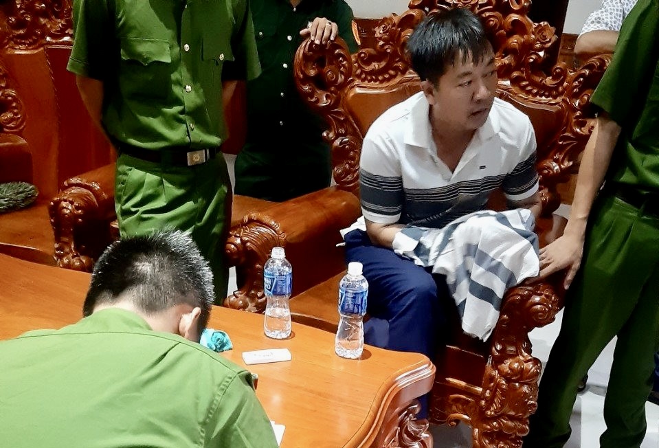 Bị can Nguyễn Văn Thăng được đưa về nhà để thực hiện lệnh khám xét nhà chiều 16.9.2022. Ảnh: Phạm Duy