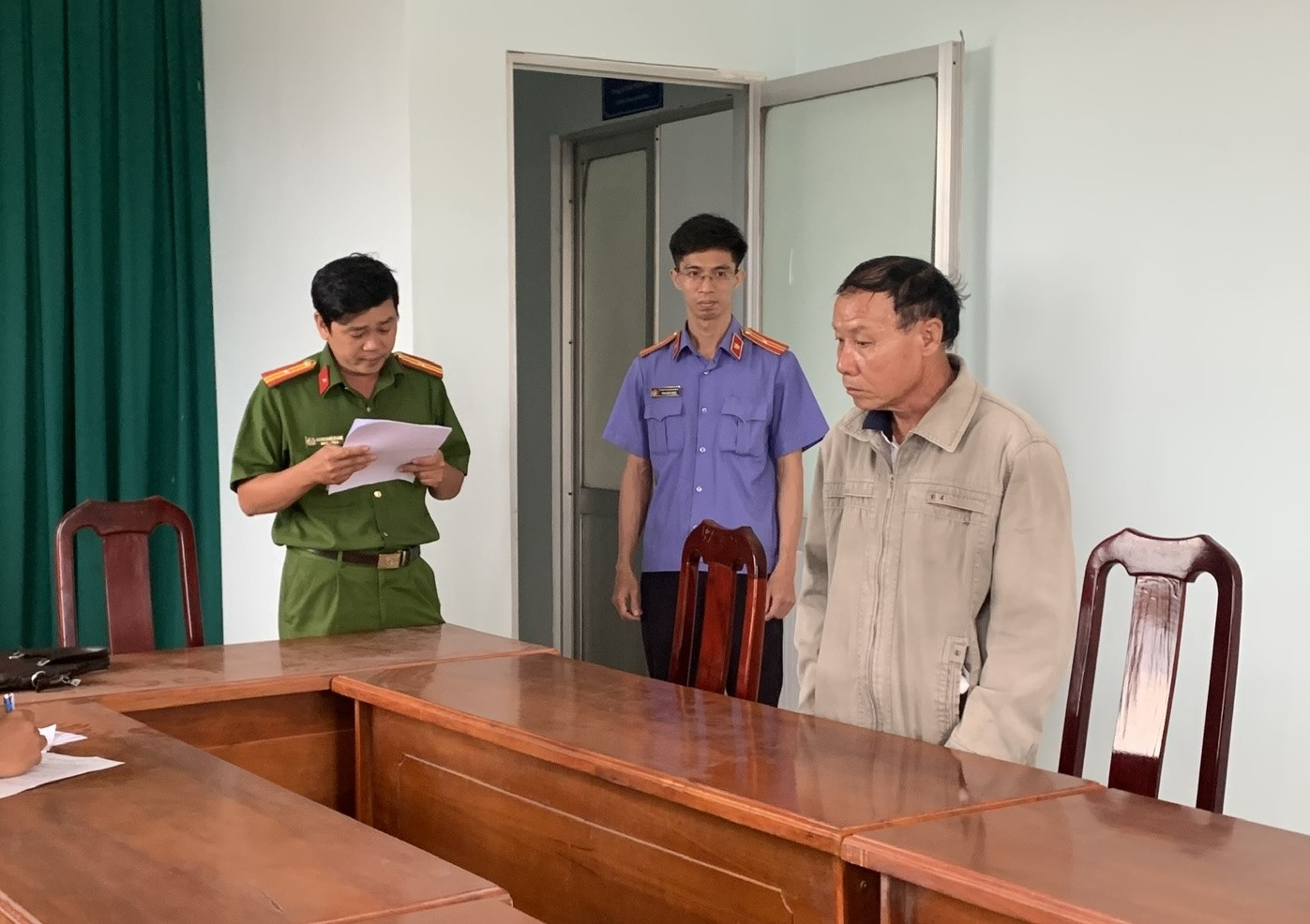 Thi hành lệnh bắt bị can Phạm Minh Thắng chiều 4.1. Ảnh: Nhân Khoa/VKSND