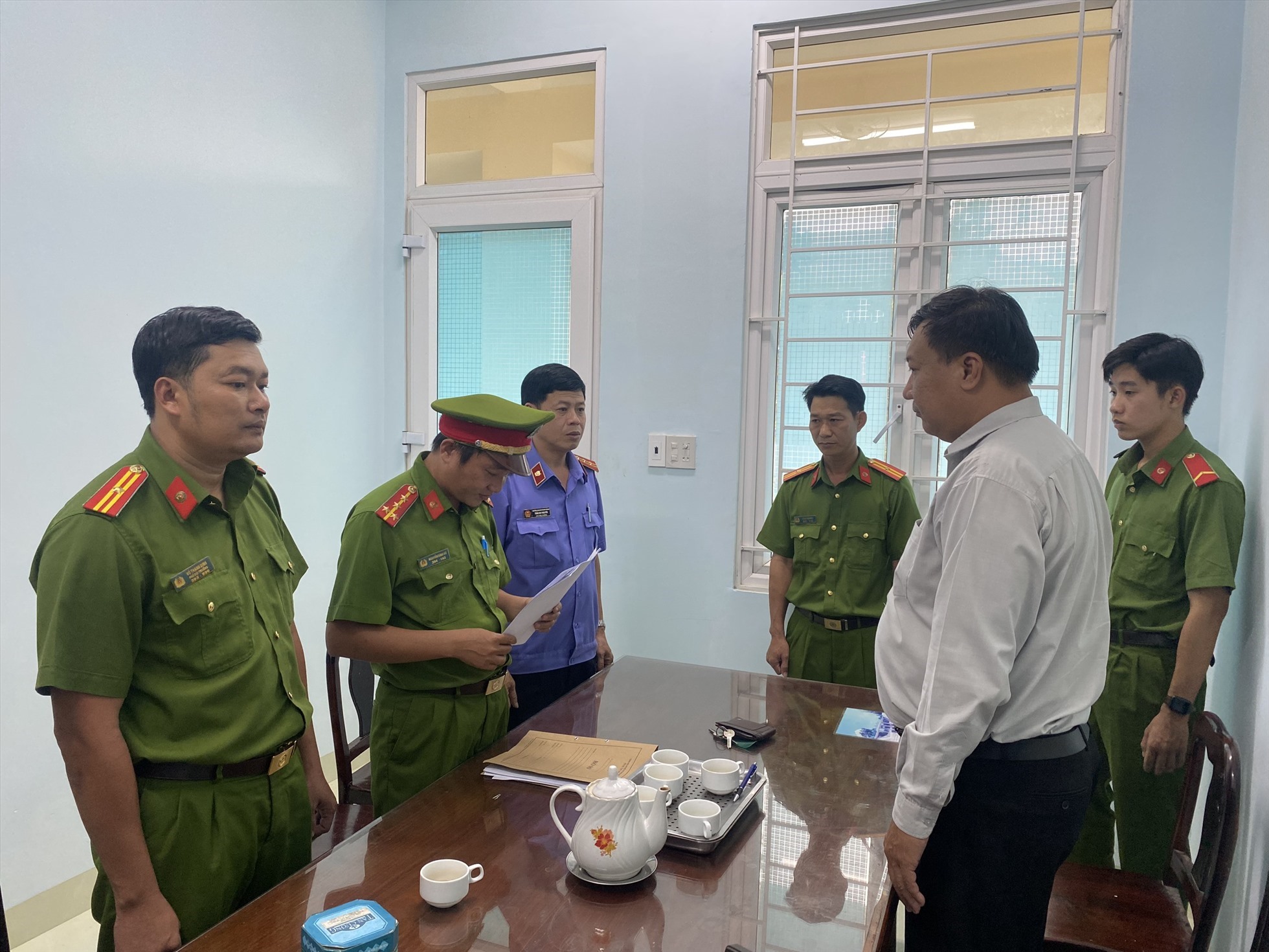 Tống đạt quyết định bắt bị can Nguyễn Anh Phong chiều ngày 4.1. Ảnh: Nhân Khoa/VKSND