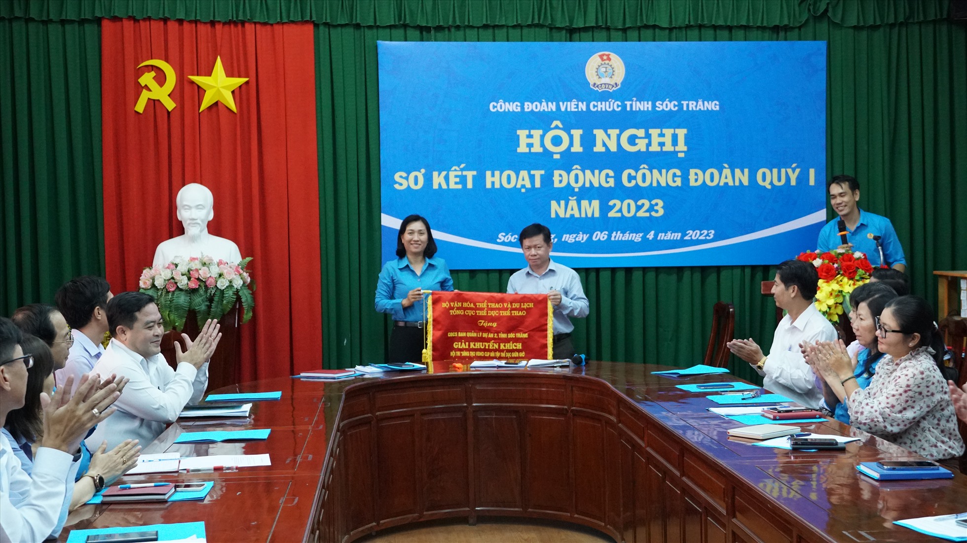Trịnh Thị Bảo Khuyên – Phó Chủ tịch LĐLĐ tỉnh trao Cờ của Tổng cục thể dục thể thao cho CĐCS Ban quản lí dự án 2. Ảnh: Anh Khoa