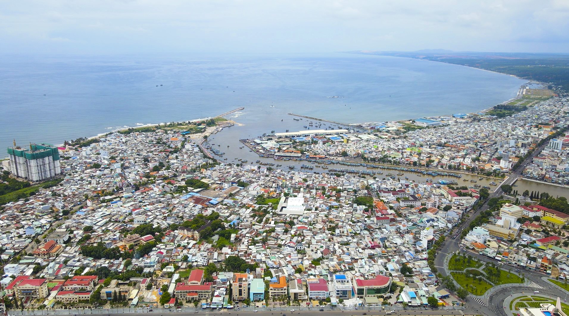 Một góc TP.Phan Thiết nhìn ra biển với nhiều hạng tầng xây dựng. Ảnh: Duy Tuấn