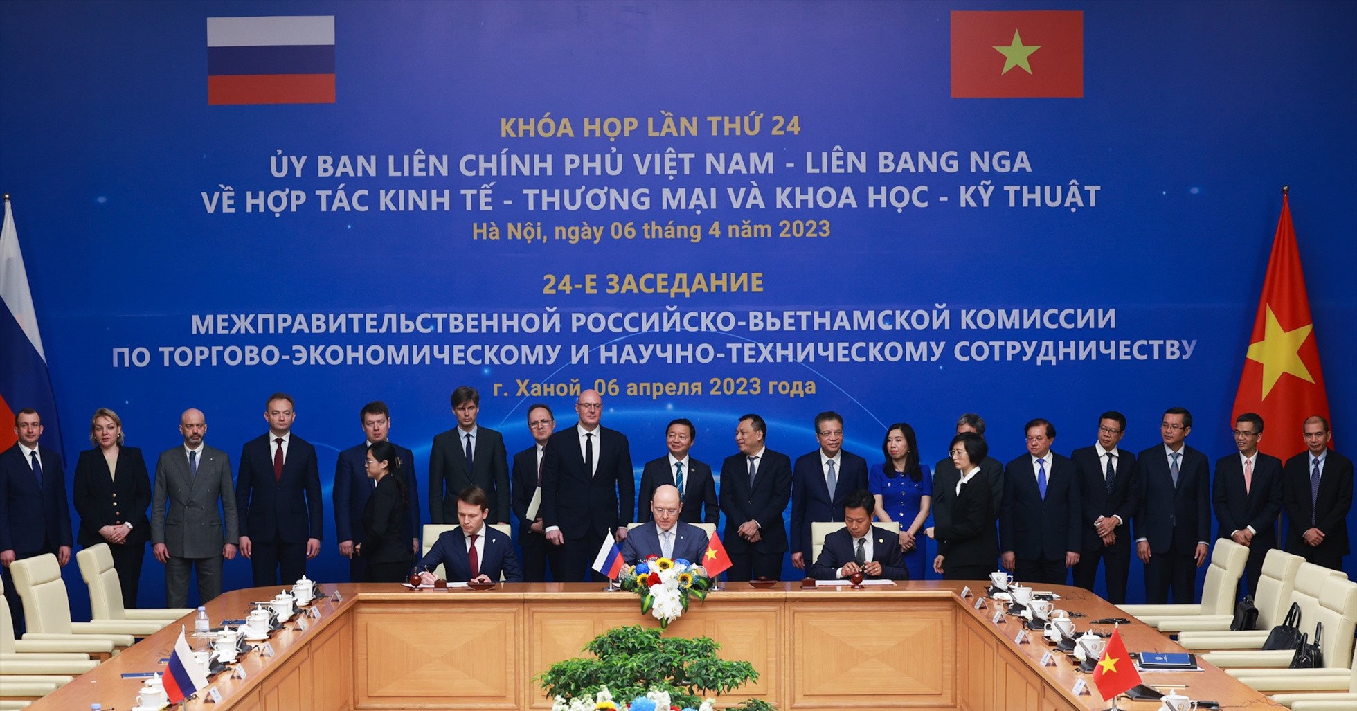 Phó Thủ tướng Trần Hồng Hà và Phó Thủ tướng Nga Dmitry Chernyshenko  đã chứng lễ ký kết các thỏa thuận hợp tác trong lĩnh vực khoa học, công nghệ cao. Ảnh: Hải Nguyễn