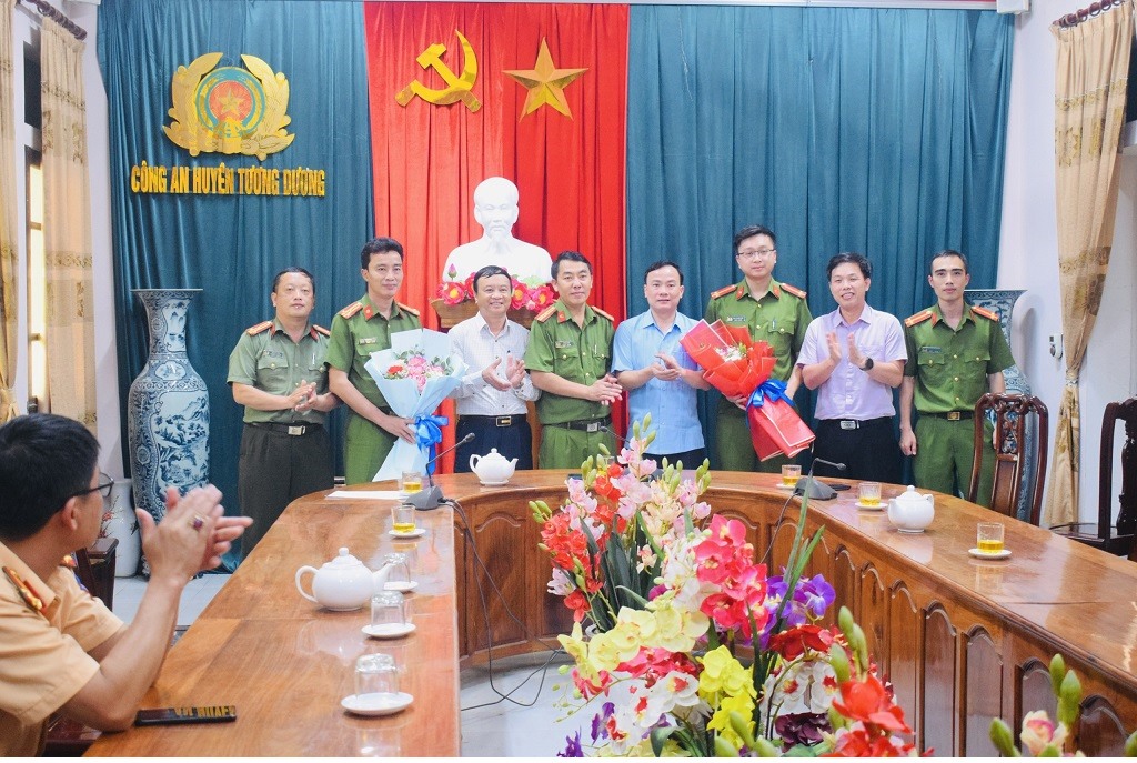 Lãnh đạo Huyện ủy, UBND huyện Tương Dương chúc mừng và khen thưởng đột xuất Ban chuyên án. Ảnh: Công an cung cấp