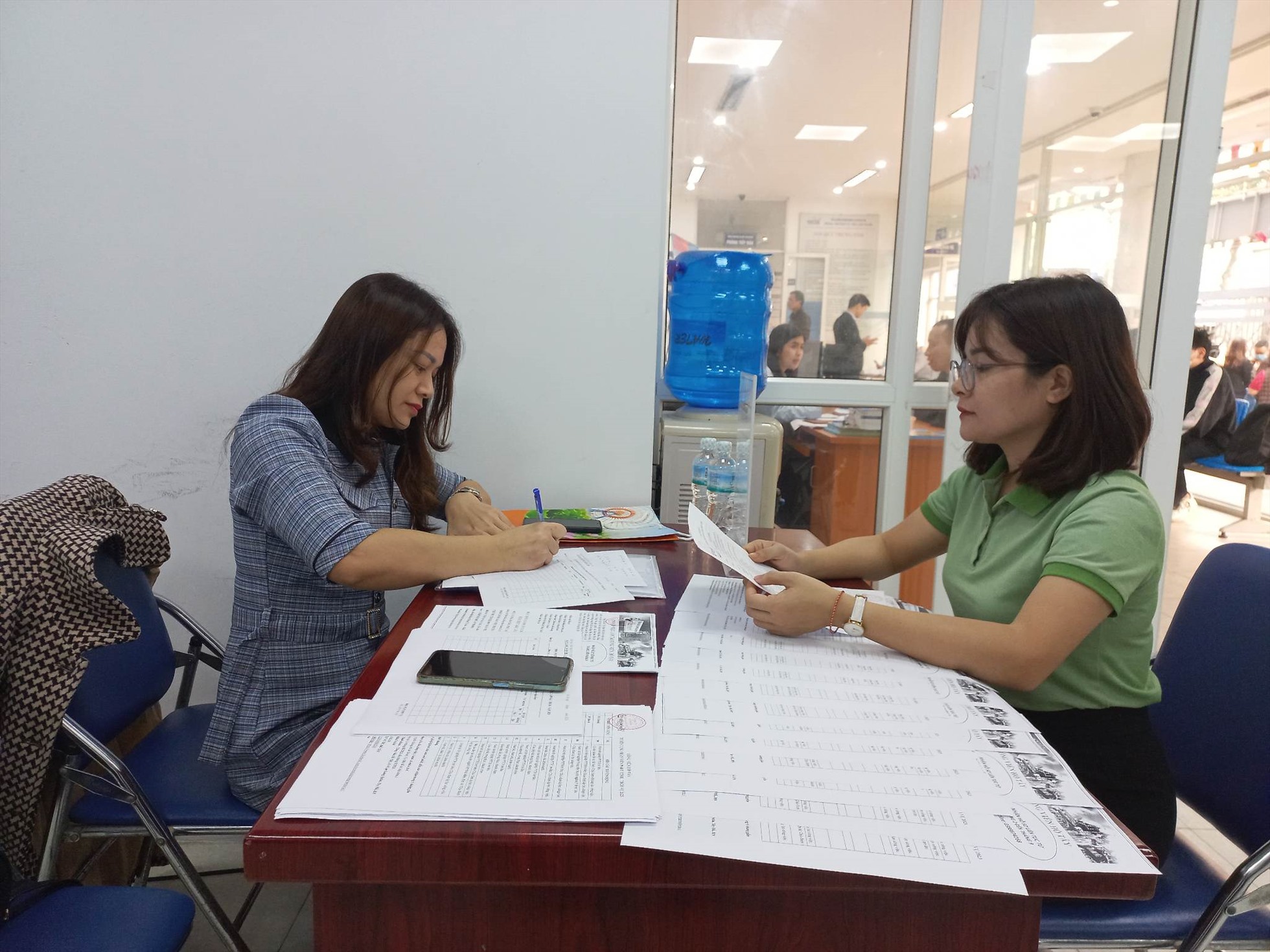 Người lao động đăng ký thông tin tuyển dụng tại Trung tâm Việc làm Hà Nội. Ảnh: Lương Hạnh