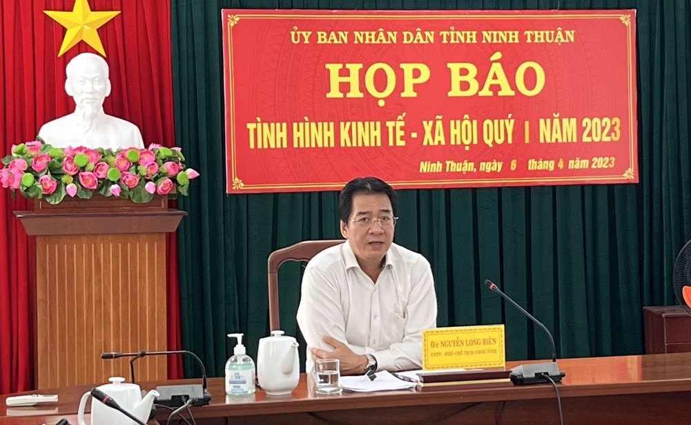 Phó Chủ tịch tỉnh Ninh Thuận Nguyễn Long Biên yêu cầu xử lý nghiêm hoạt động xe quá tải trên công trình cao tốc Cam Lâm-Vĩnh Hảo. Ảnh: Hữu Long