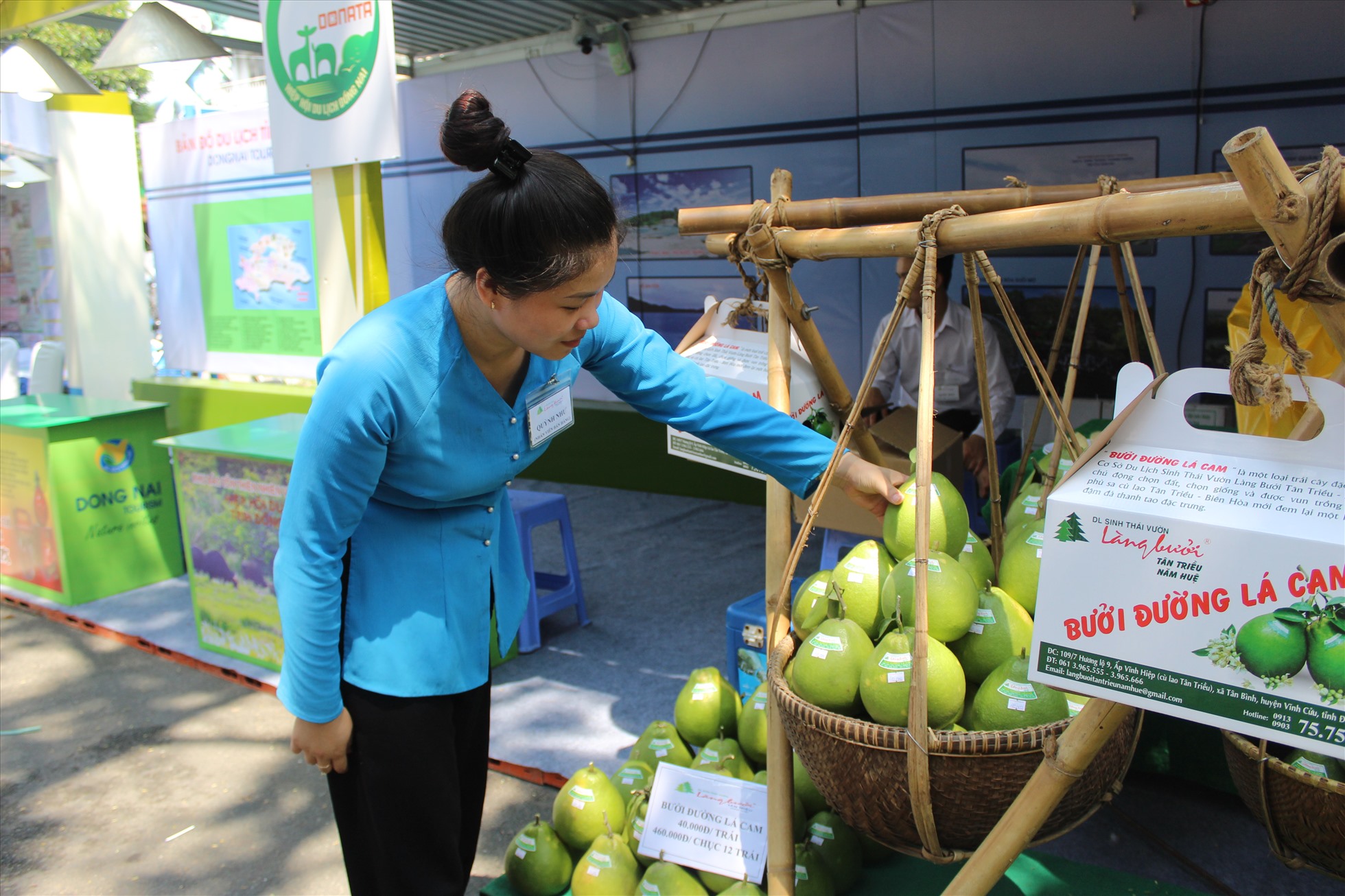 Chị Bạch Thị Quỳnh Như - nhân viên giới thiệu du lịch tại Đồng Nai cho biết, những trái bưởi được bày bán ở đây đều được mang trực tiếp từ vườn trồng. Theo lời chia sẻ của chị Như, du khách khi đến tham quan tại Đồng Nai sẽ được trải nghiệm tham quan vườn bưởi miễn phí.