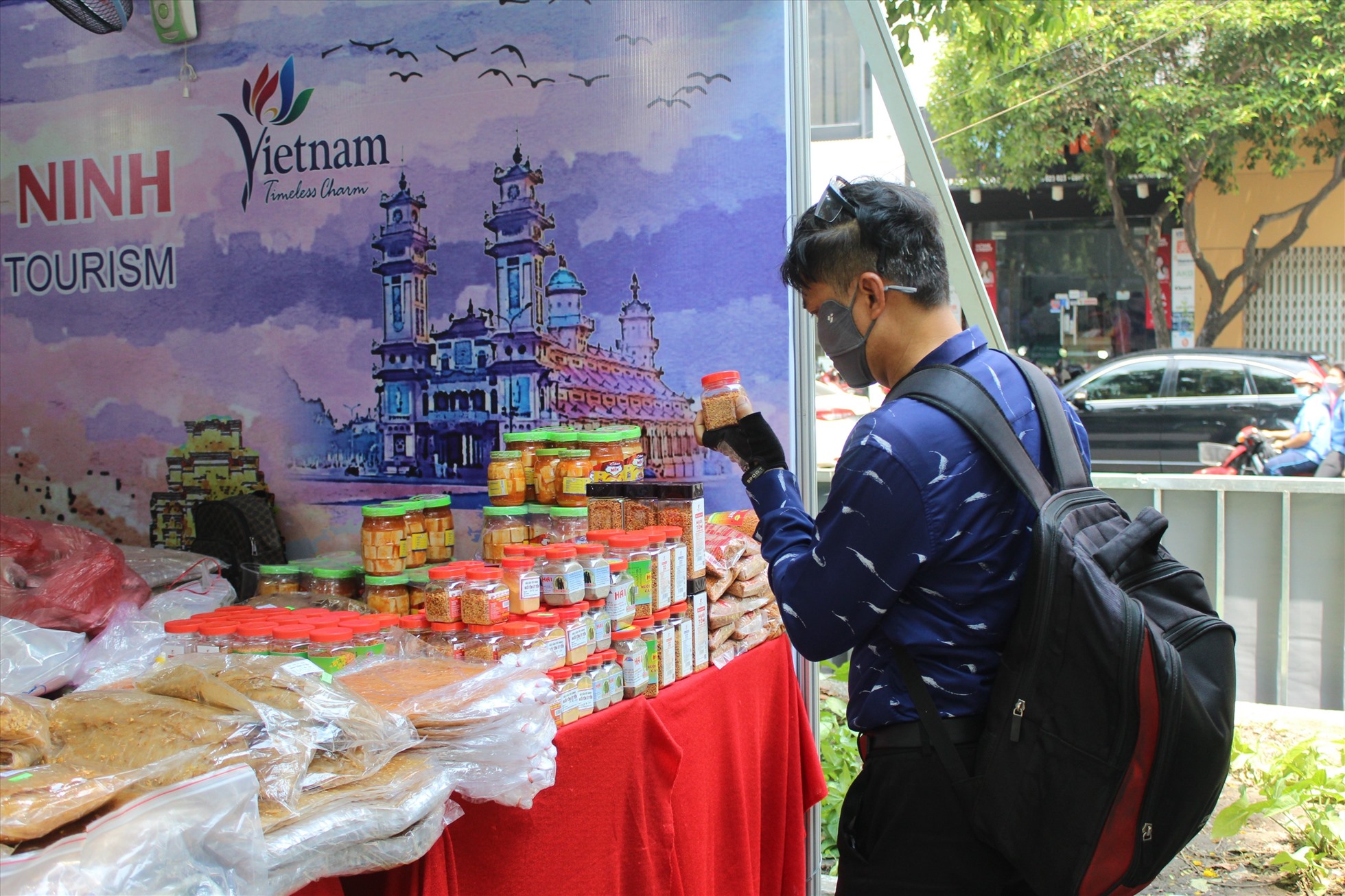 Đặc sản muối ớt Tây Ninh cũng góp mặt trong ngày hội du lịch TP Hồ Chí Minh năm nay. Ngoài ra, gian hàng cũng bày bán đa dạng các loại bánh tráng như bánh tráng trộn, bánh tráng phơi sương, bánh tráng bơ,... Nhiều du khách tỏ ra thích thú với những đặc sản này.
