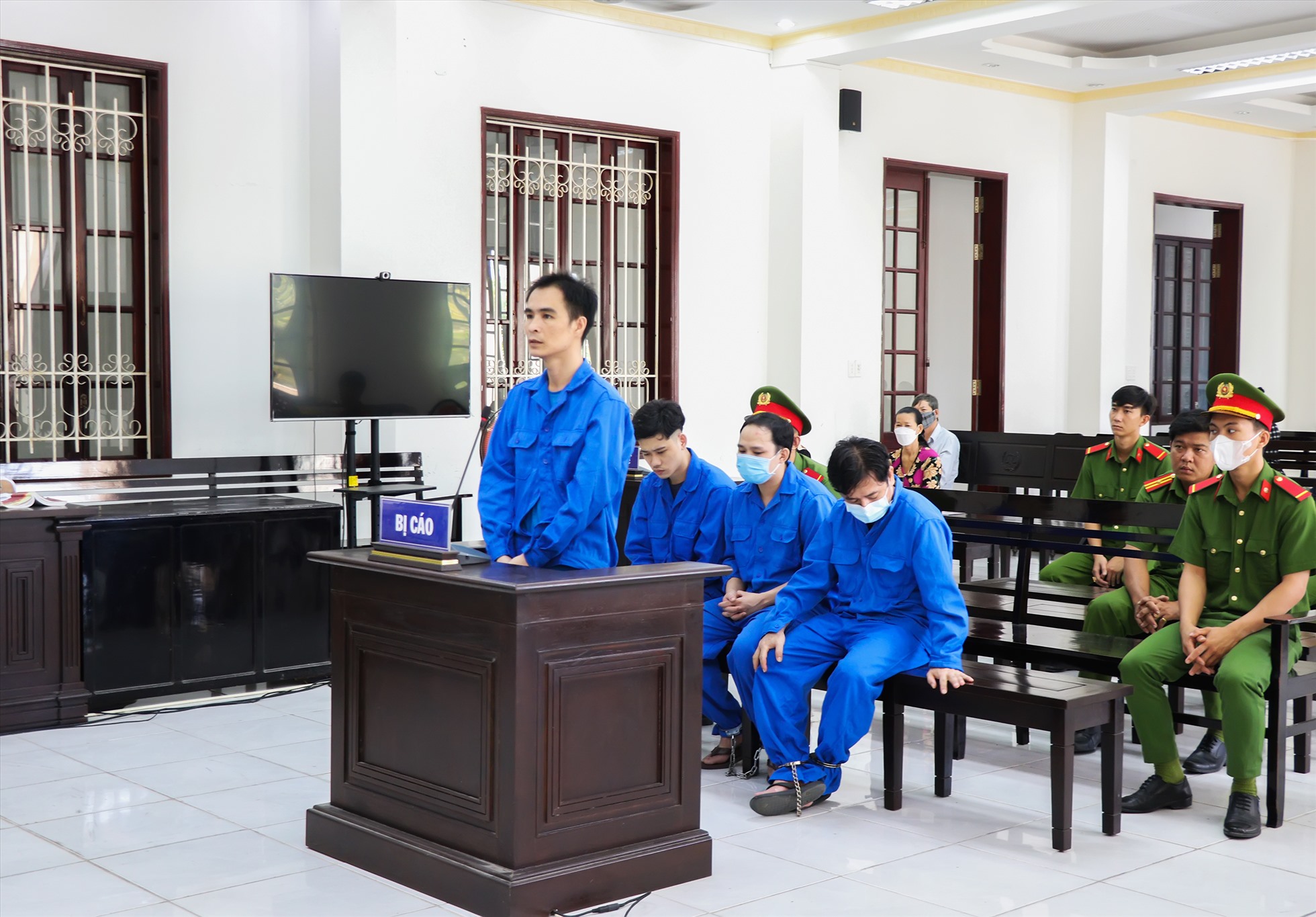 Các bị cáo trộm cắp tại tòa án nhân dân tỉnh Vĩnh Long