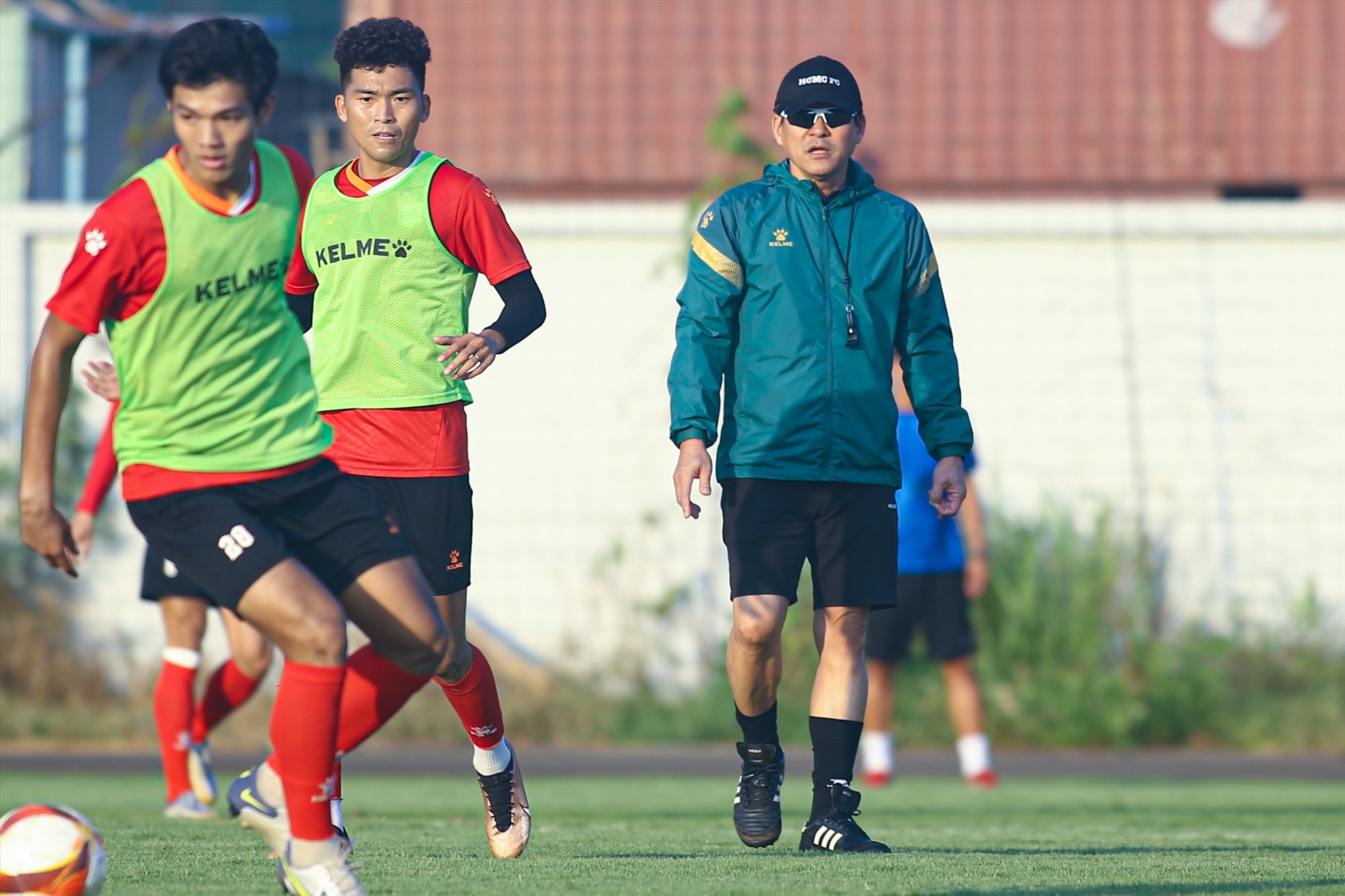 Huấn luyện viên Vũ Tiến Thành đang có những tính toán chiến thuật riêng cho trận gặp Hà Nội FC. “Thuyền trưởng” của đội TP Hồ Chí Minh chỉ cho phóng viên quay phim trong 20 phút đầu tiên của buổi tập chiều 6.4.