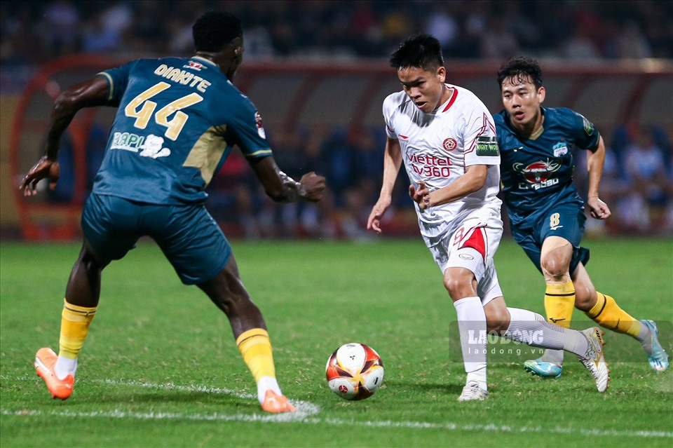 Quay trở lại với trận đấu giữa Viettel và Hoàng Anh Gia Lai, cả hai đội bóng tạo ra thế trận khá cân bằng và đều có bàn thắng ngay trong hiệp 1.