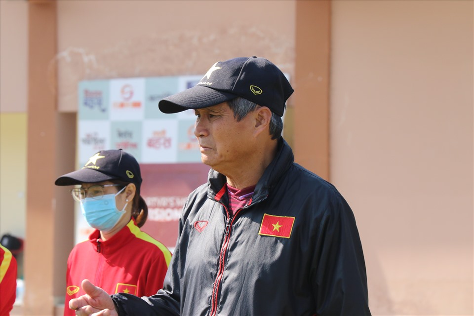 Huấn luyện viên Mai Đức Chung yêu cầu toàn đội không chủ quan ở trận đấu thứ 2 gặp đội chủ nhà. Ảnh: VFF