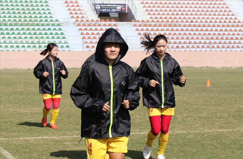 Đội tuyển nữ Việt Nam tập hồi phục thể lực sau trận thắng 5-1 trước tuyển nữ Nepal. Ảnh: VFF