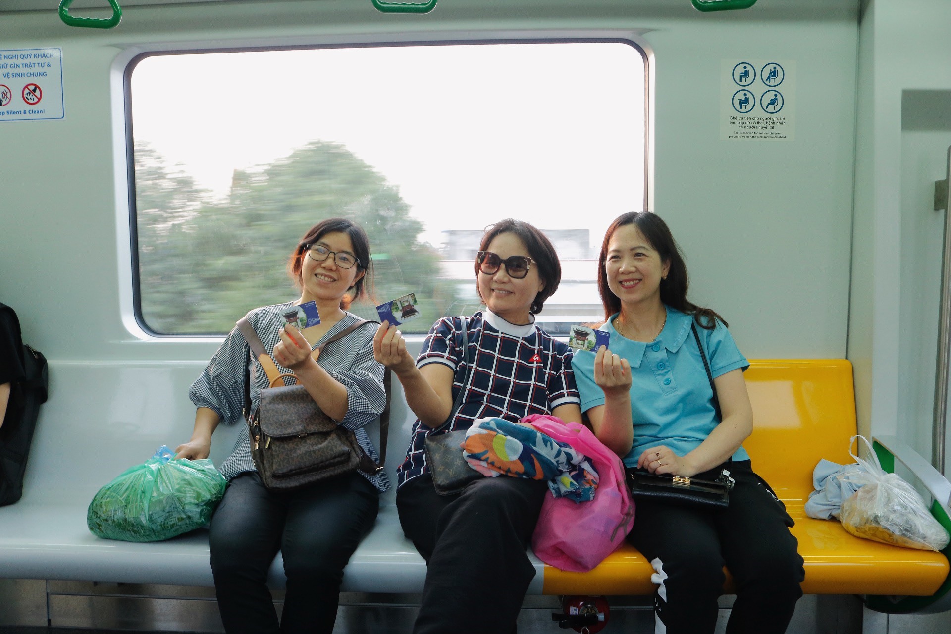 Nhiều người dân cũng lựa chọn đi tàu điện Cát Linh - Hà Đông để chụp ảnh, trải nghiệm. Ảnh: Thu Hiền
