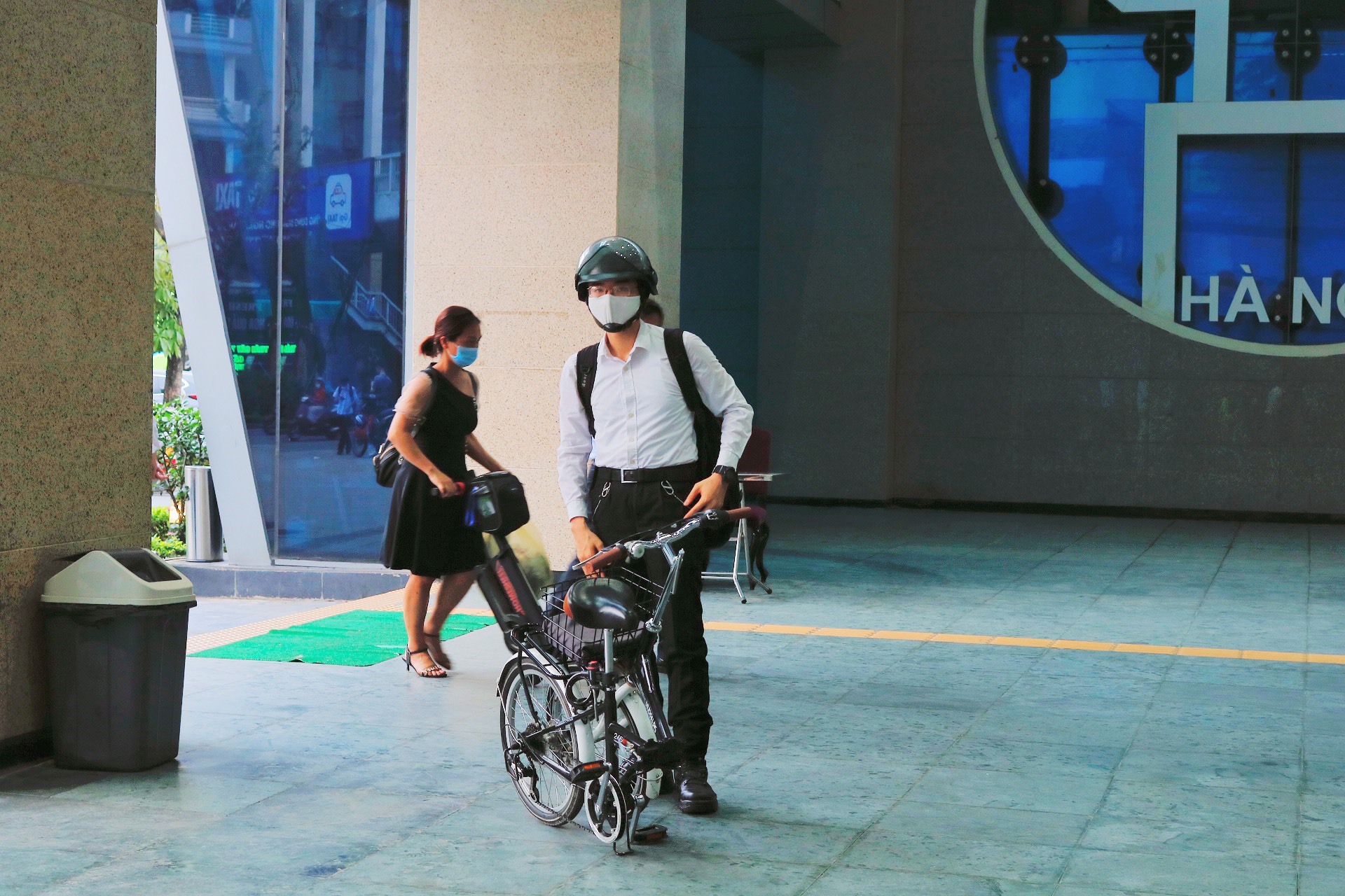 Hiện có rất nhiều hành khách mang theo xe đạp mini để thuận tiện trong quá trình di chuyển từ các ga đến nơi làm việc. Ảnh: Thu Hiền