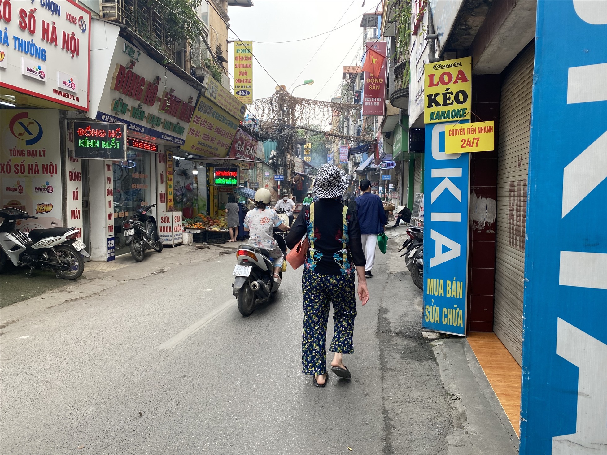 Người dân phải đi bộ xuống lòng đường trên phố Khương Trung. Ảnh: Vĩnh Hoàng