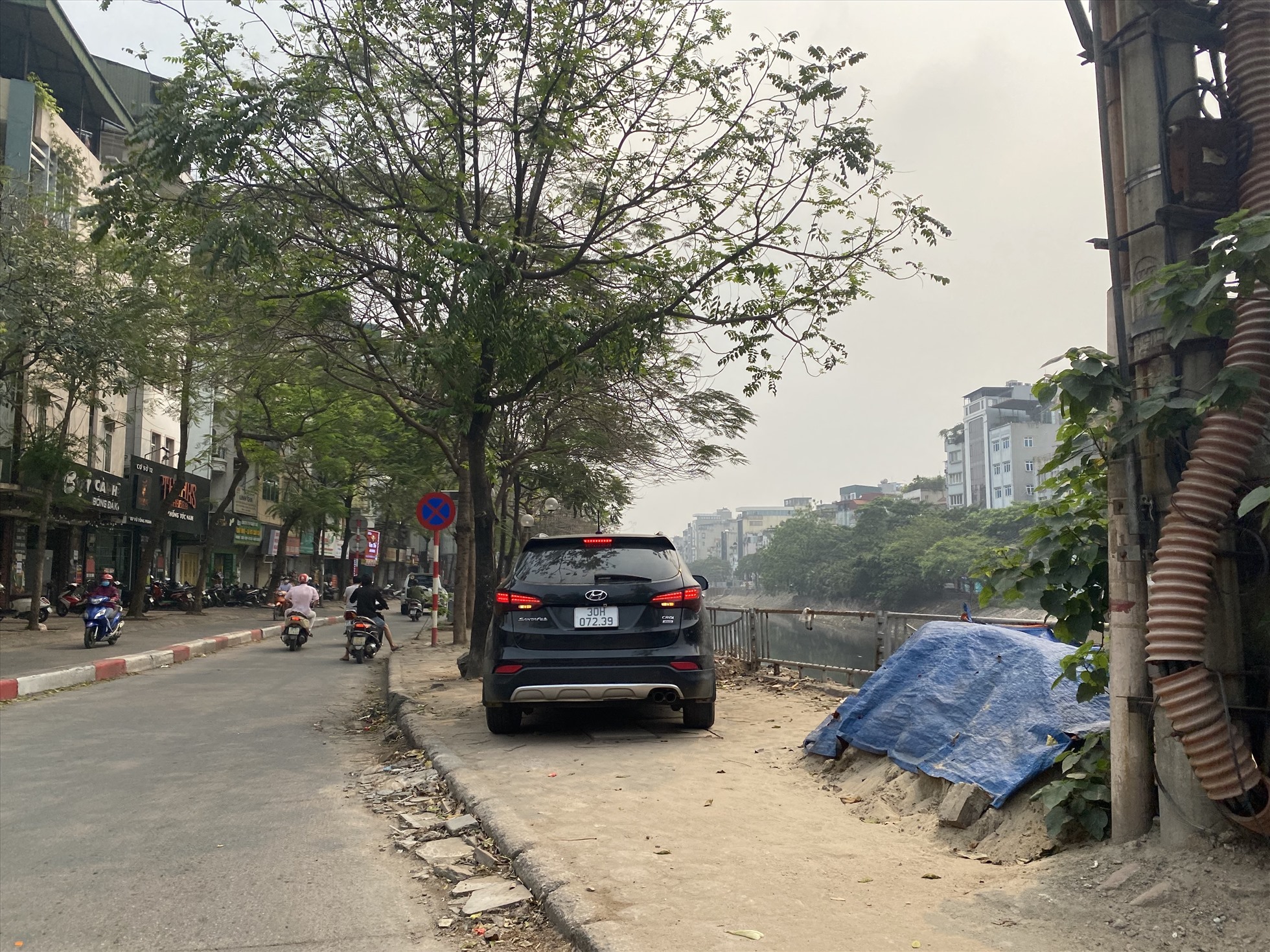 Ôtô, xe máy tràn lan trên phố Vũ Tông Phan. Ảnh: Vĩnh Hoàng
