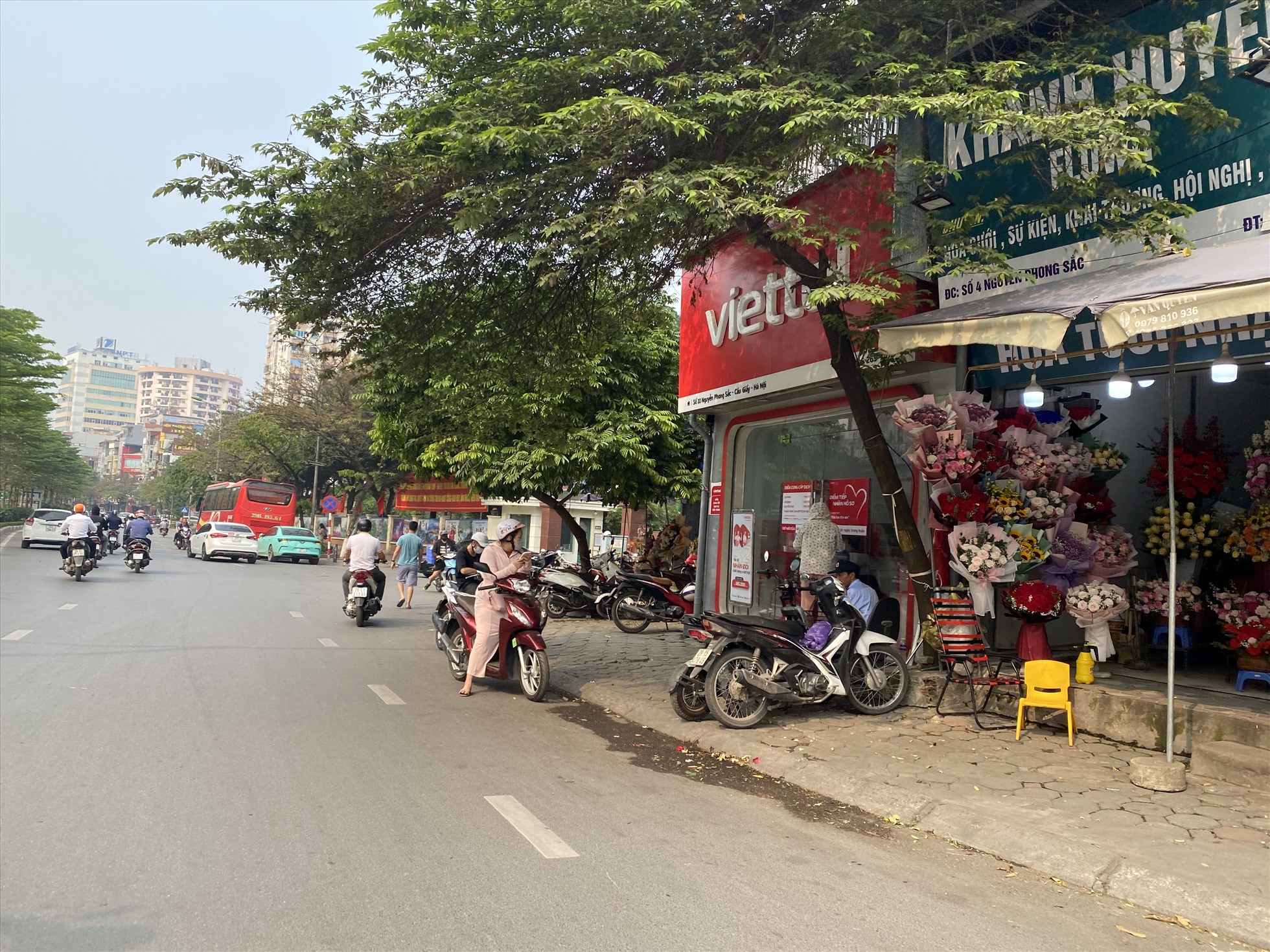 Xe máy lấn chiếm vỉa hè trên đường Nguyễn Phong Sắc. Ảnh: Vĩnh Hoàng